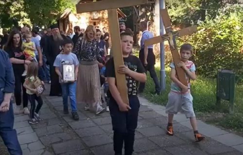 Na čelu kolone deca, odjekuje "Ne damo svetinje": Počele litije i molebani u više gradova (VIDEO)