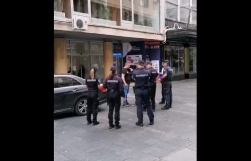 Šok u centru grada: Policija alkotestira vozača koji je kolima ušao u Knez Mihailovu (VIDEO)