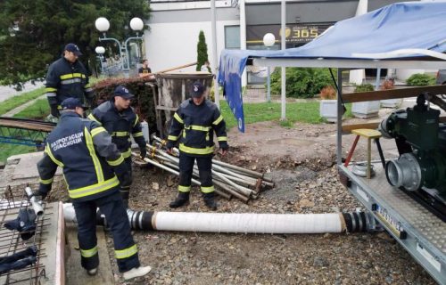 Pripadnici MUP u ugroženim područjima pomažu građanima 24 sata dnevno (FOTO)