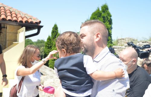 Pogledajte kako je izgledao čin krštenja sina Darka Lazića! (FOTO+VIDEO)