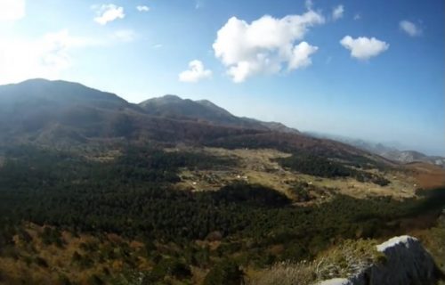 Ugruvana, sa modricama i posekotinama, ali svesna: Spasena žena na Orjenu iz 50 metara duboke provalije