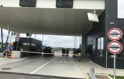 Carinici na Horgošu zaustavili MERCEDES koji je vozio Bugarin: Pronašli pravo BOGATSTVO (FOTO)