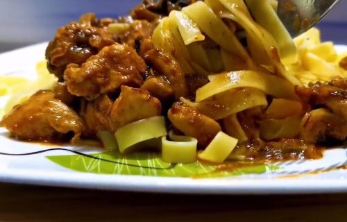 Gulaš sa piletinom, pečurkama i suvim šljivama je pravo kulinarsko otkriće (RECEPT+VIDEO)