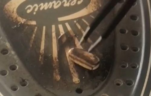 5 dinara troška: Kako da uz jedan PROST trik očistite prljavu peglu za 3 minuta! (VIDEO)