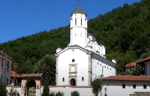 Bolesni ozdravili, par posle 9 godina dobio dete: Vernici zbog ČUDA hrle u srpski manastir (FOTO+VIDEO)