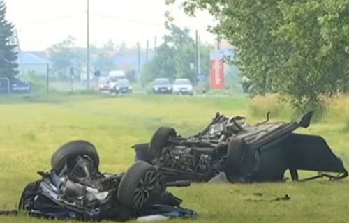 Auto presečen na pola, krv na sve strane: Stravičan prizor posle udesa na Batajničkom drumu (FOTO+VIDEO)