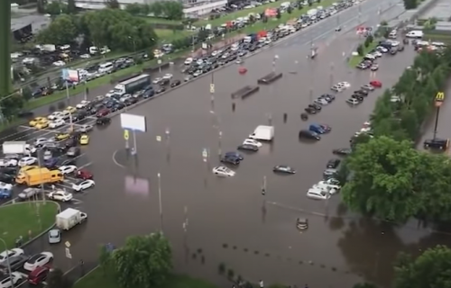 Pada toliko jaka kiša da se NIŠTA NE VIDI: Potop u Moskvi, automobili plivaju kao čamci (VIDEO)