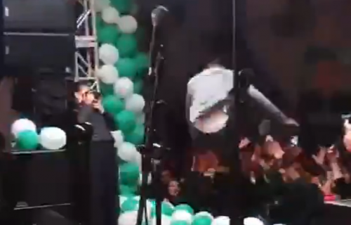Šok na mitingu: Rasim Ljajić KARATE POTEZOM skočio u publiku, reakcija okupljenih je hit (VIDEO)