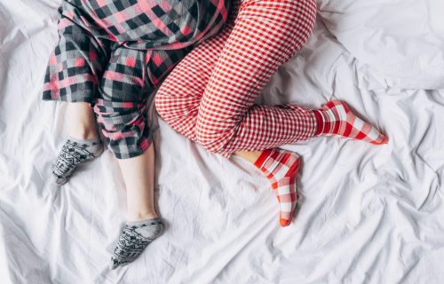 Spavate u čarapama? Evo šta to znači za vaše ZDRAVLJE i PSIHU