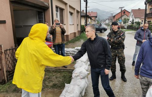 STEFANOVIĆ u Ljuboviji na prvoj liniji odbrane od poplava, pripadnici MUP-a spasli 71 osobu (FOTO+VIDEO)