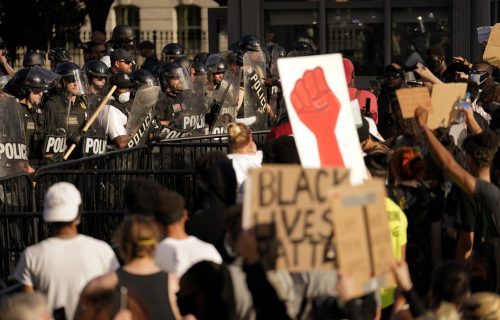 "Prava za patike": Amerika GORI, demonstranti MASOVNO PLJAČKAJU prodavnice i napadaju policiju (VIDEO)