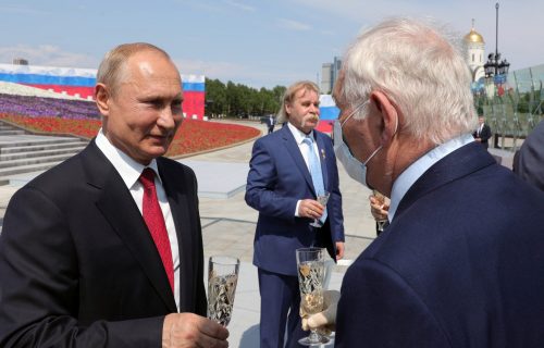 Nasmejan, sa šampanjcem u rukama: Putin PRVI PUT u javnosti posle više nedelja (FOTO)