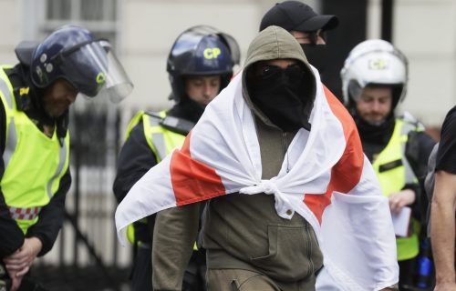 Desničari izašli da štite spomenike: Više od 100 uhapšenih u Londonu posle sukoba sa policijom
