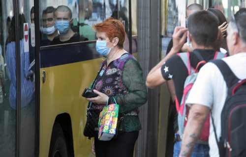 Fotografija iz beogradskog autobusa o kojoj bruje društvene mreže: Ovaj deka se baš DISTANCIRAO (FOTO)