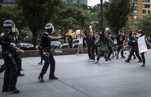 Pratio policajca, pa ga IZBO NOŽEM u vrat: Krvavi obračun u Bruklinu (FOTO)