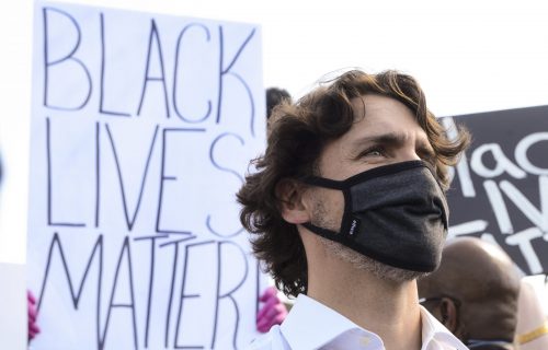 Kanadski premijer KLEČAO dok su demonstranti uzvikivali jednu rečenicu (FOTO)