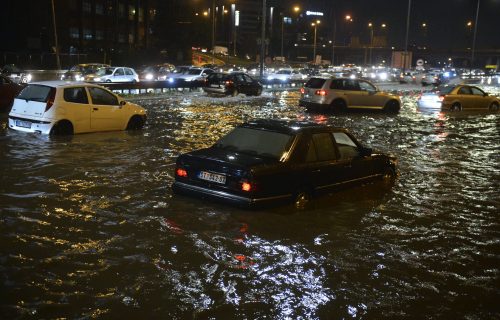 Beograd je večeras POD VODOM! Pljuskovi izazvali haos, a ovakve prizore još niste videli (FOTO+VIDEO)