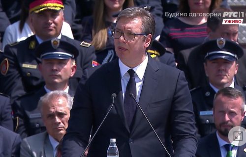 Ovo je Srbija! Orilo se pred Palatom, pevao i predsednik Vučić (VIDEO)