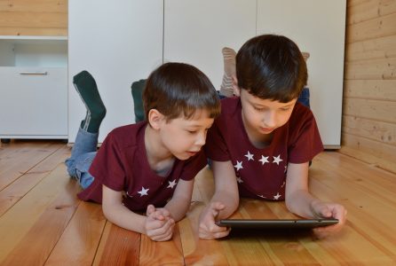 Više od 90 odsto škola u Engleskoj zabranjuje upotrebu mobilnih telefona