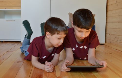 Više od 90 odsto škola u Engleskoj zabranjuje upotrebu mobilnih telefona