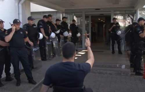 Ponovo tenzije! Policijski kordon ispred Opštine Budva: Careviću i Radoviću nije dozvoljen ulaz (VIDEO)