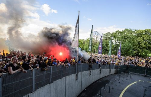 Nemci PUKLI finansijski: Traži se način za povratak navijača na stadione!