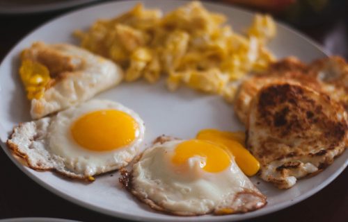 Da li ste probali "hrskava" jaja? Dodajte  jedan sastojak za najukusniji DORUČAK do sada!