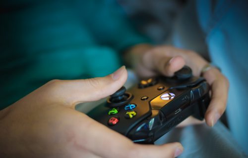 Konkurencija ne miruje: Nova Xbox konzola biće jeftinija od Playstation 5? (VIDEO)