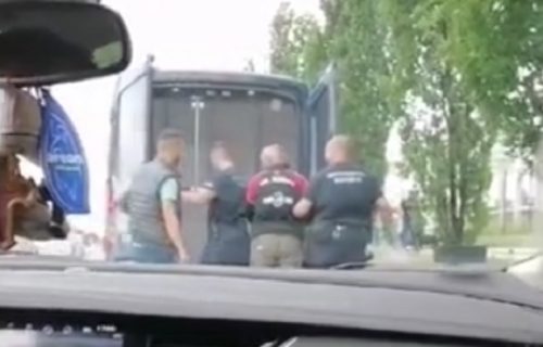 Dva policajca uvode Radeta u maricu: Pojavio se snimak hapšenja osumnjičenog za ubistvo brata (VIDEO)