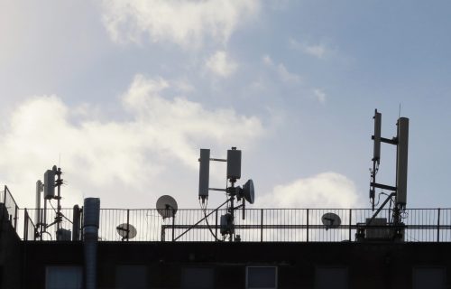 U strahu od 5G tehnologije, "zarobili" tehničare koji su popravljali bežičnu antenu