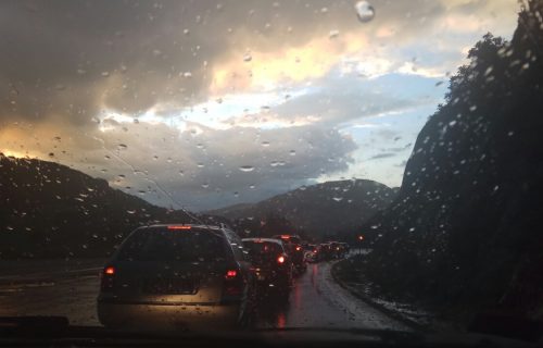 Vozači, oprezno: Opasnost od odrona na putevima zbog obilnih padavina