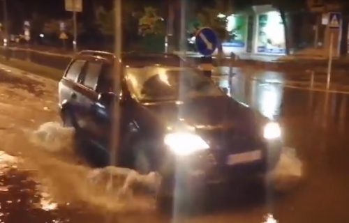 Nevreme se sručilo na Kraljevo, kola se probijaju kroz poplavljene ulice (VIDEO)