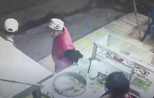 Bruko jedna: Čekao da se prodavačica okrene, pa ukrao komad svinjskog mesa (VIDEO)