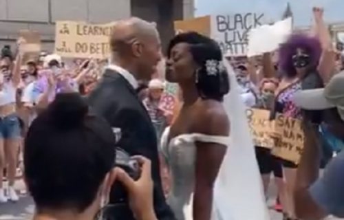 Poljubac, pa među demonstrante! Par se venčao usred protesta i marša (VIDEO)