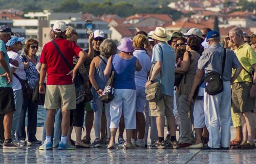 Građani OSTALI BEZ PARA I LETOVANJA: Vlasniku novosadske turističke agencije, nanogica još tri meseca