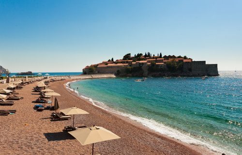 Pronađena TOPOVSKA GRANATA na plaži kod Svetog Stefana (FOTO)