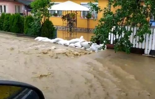 Opet se izlila Loznička reka, Čačani branili kuće od vode: Mulj po treći put ušao ljudima u kupatilo