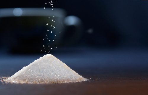 Važno upozorenje agencije UN: Popularna zamena za šećer, česta u hrani i piću, možda je kancerogena