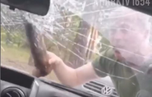 Opkolili prestravljene policajce i prete da će ih ISEĆI: Šokantan snimak bezakonja u Ukrajini (VIDEO)