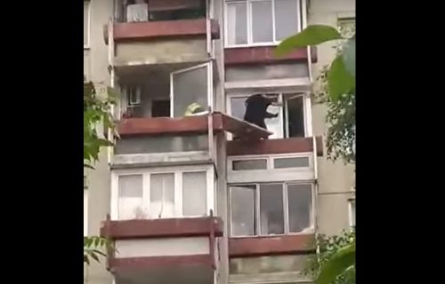 Policajac prešao sa jednog balkona na drugi, SPASAO dete i postao HEROJ dana! (VIDEO)