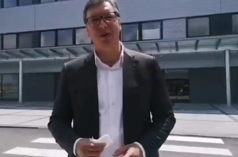 Predsednik Srbije se opekao prilikom obilaska proizvodnog pogona, kaže da je to DOBAR ZNAK (VIDEO)