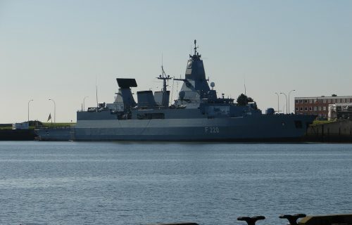 Grdosija američke ratne mornarice stigla do Krita, opasno je blizu ruskom brodu