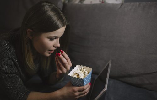 Često imate želju da nešto GRICKATE u sitne sate? Evo na kojih 6 načina možete da pobedite NOĆNU glad