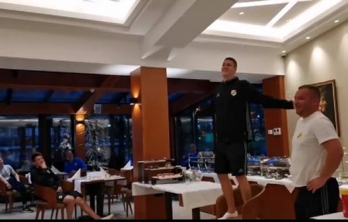 "Direktno sa Stamford bridža": PANTIĆ se predstavio novim saigračima pesmom, veselo u Čukaričkom (VIDEO)
