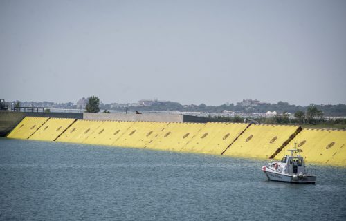 Poplave u Veneciji su prošlost? Premijer pustio u probni rad veštačku barijeru (FOTO)