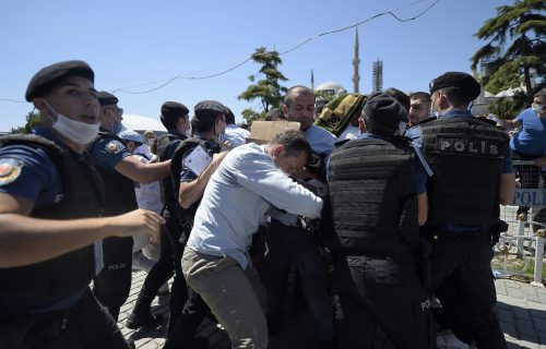 Vernici probili kordon policije: Dramatične scene ispred Aja Sofije (FOTO)