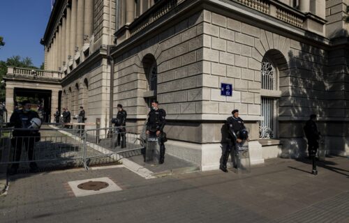 Incident ispred Predsedništva: Muškarac pokušao da uđe u zgradu, pa počeo da se SKIDA