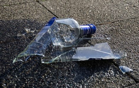 Krvničko prebijanje u kafani u Rakovici: Tukli ga čašama, flašama, rukama i nogama dok nije izgubio svest