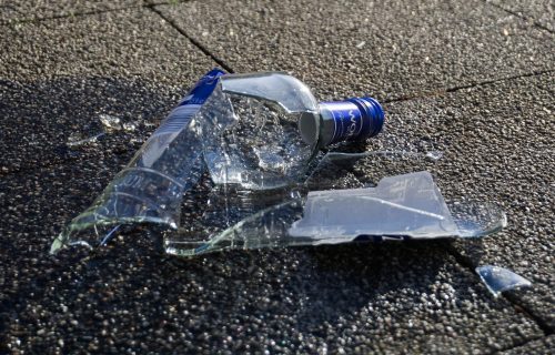 Krvničko prebijanje u kafani u Rakovici: Tukli ga čašama, flašama, rukama i nogama dok nije izgubio svest