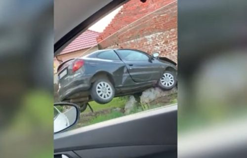 Bizarna scena u Vrčinu: Auto se prednjim delom nasadio na betonsku prepreku, zadnjim lebdi